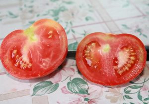 Halbierte Kreta-Tomate