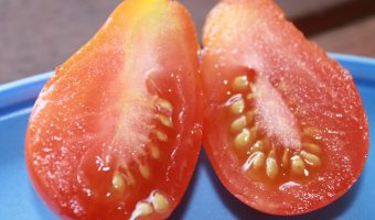 Rotes Birnchen Cherry Tomate halbiert