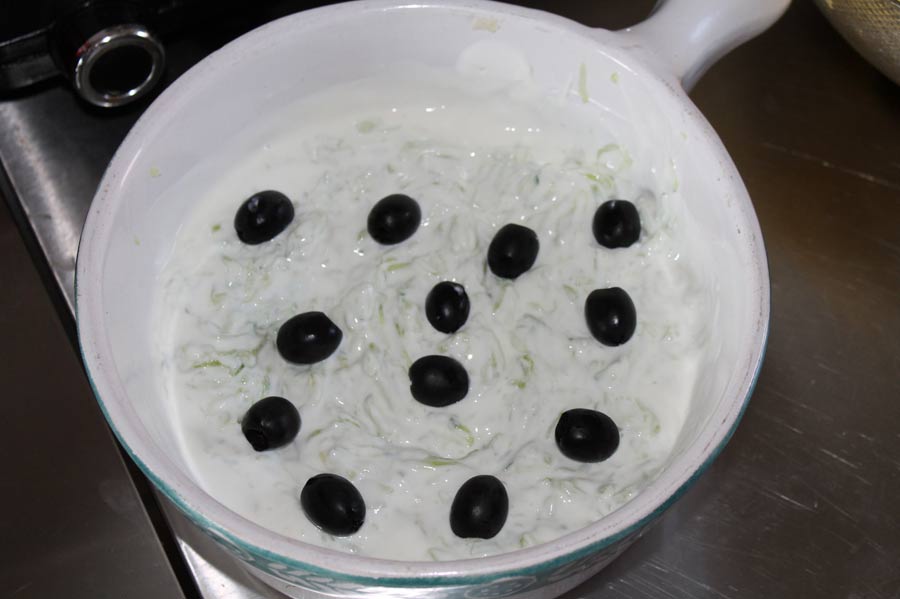 Sehr viel Gurkenschnipsel sind in diesem leckeren Joghurt-Gericht eingemischt,