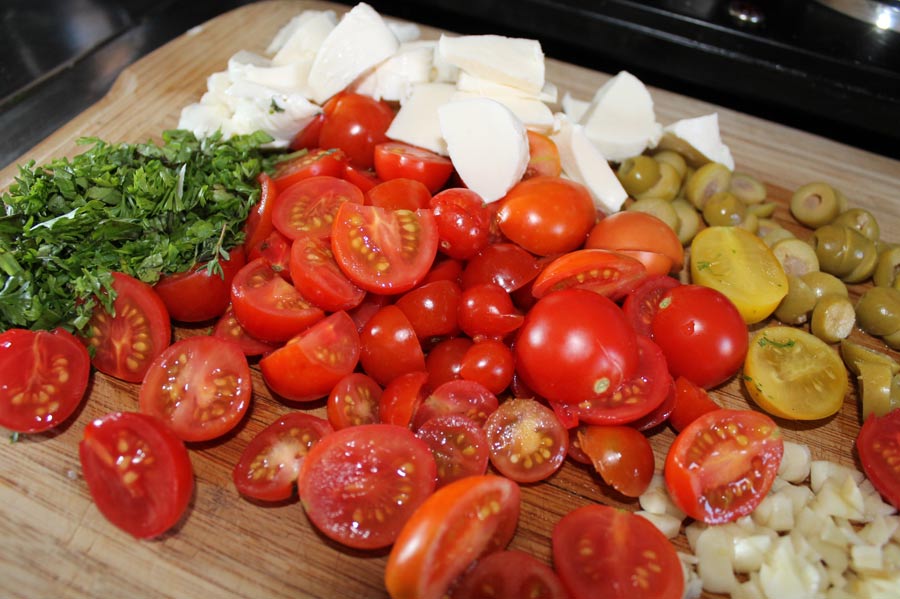 Kräuter, Mozarella, Tomaten und Knoblauch