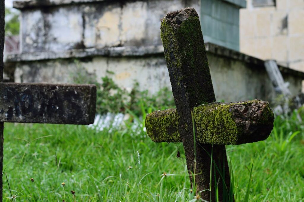 Alter verwitterter Friedhof