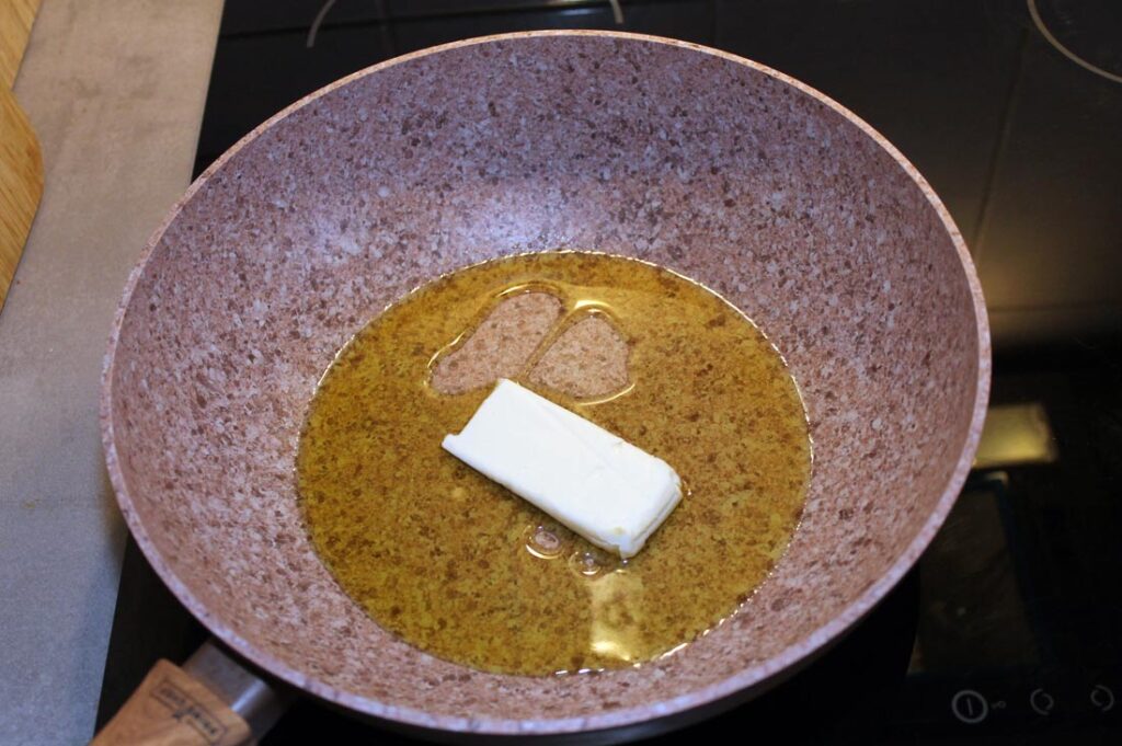 Olivenöl und Butter zum Braten in der Pfanne