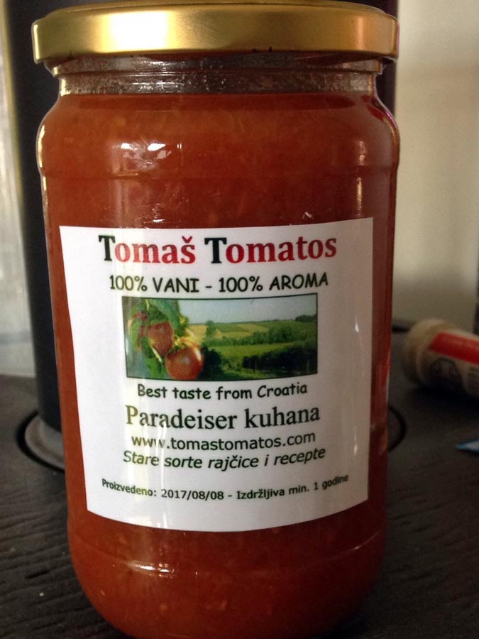 Tomastomatos Konserve mit passierten Tomaten aus alten Tomatensorten.