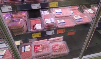 Frischeregal im Kaufland Kroatien mit Cevapcici und Hackfleisch